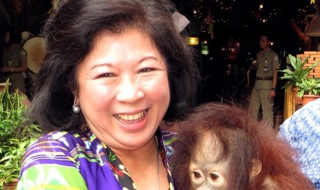 Menparekraf Mari Elka Pangestu berfoto dengan seekor orang utan berkelamin betina bernama Jenifer