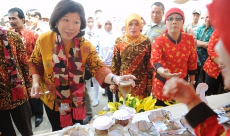 Menparekraf Mari Elka Pangestu (kiri) mencicipi makanan khas setempat saat menghadiri Festival Wisata Pesisir Pantai Panjang di Bengkulu, Minggu (27/5).