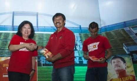 Menparekraf Mari Elka Pangestu (kiri), pelatih Timnas U-19 Indra Sjafri (tengah) serta penjaga gawang Timnas U-19 Ravi Murdianto (kanan) dalam peluncuran buku berjudul Indra Sjafri : Menolak Menyerah dan Official Team : Semangat yang Membantu di Yogyakarta