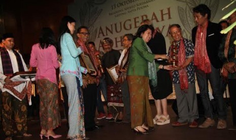 Menparekraf Mari Elka Pangestu saat memberikan Anugerah Adhikarya Rupa 2014