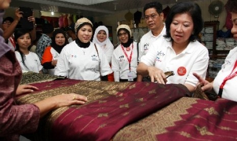 Menparekraf Marie Pangestu sedang mengagumi sehelai songket.