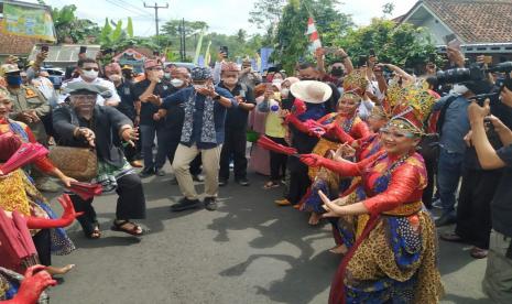 Menparekraf Sandiaga Uno berkunjung ke Desa Wisata Selasari di Kecamatan Parigi, Kabupaten Pangandaran, Rabu (13/10/2021). 