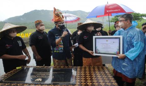 Menparekraf Sandiaga Uno berkunjung ke Desa Wisata Nusa, Kecamatan Lhoknga, Kabupaten Aceh Besar, Aceh.