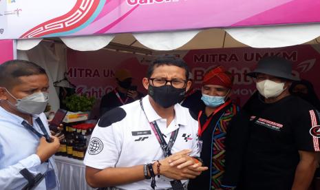 Menparekraf Sandiaga Uno berkunjung ke stand UMKM di Sirkuit Pertamina Mandalika, Nusa Tenggara Barat (NTB), belum lama ini.