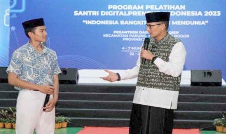 Menparekraf Sandiaga Uno (kanan)