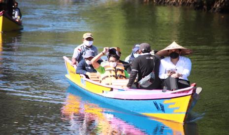 Menparekraf Sandiaga Uno dalam kunjungan kerja ke desa wisata Rammang Rammang.