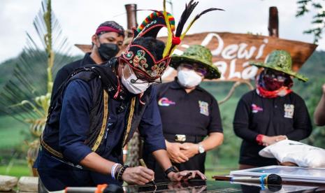 Menparekraf Sandiaga Uno mengunjungi Desa Wisata Tinalah, Kabupaten Kulon Progo, D.I Yogyakarta. 