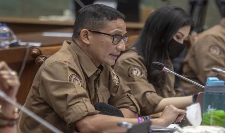 Menparekraf Sandiaga Uno (kiri) bersama Wamenparekraf Angela Herliani Tanoesoedibjo (kanan) menyampaikan paparannya saat rapat kerja dengan Komisi X DPR di Kompleks Parlemen, Senayan, Jakarta, Rabu (31/8/2022). Rapat tersebut membahas RKA-K/L Tahun 2023, usulan program-program yang akan didanai oleh DAK berdasarkan kriteria teknis dari Komisi serta permasalahan kenaikan harga tiket Taman Nasional Komodo. 