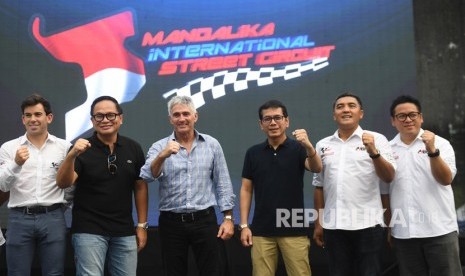 Menparekraf Wishnutama (ketiga kanan) bersama Wakil Menteri BUMN Kartiko Wirjoatmodjo (kedua kiri), Sporting Director DORNA Sport SL Carlos Ezpelata (kiri), Legenda MotoGP Michael Doohan (tengah), Direktur Utama ITDC yang juga Komisaris Utama Mandalika Grand Prix Association (MGPA) Abdulbar M. Mansoer (kedua kanan) dan CEO MGPA Ricky Baheramsjah (kanan) berfoto bersama usai kickstart Race to GP Mandalika 2021 di Lot 16 SCBD, Jakarta. Sabtu (23/11/2019). 