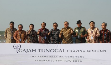 Menpein Saleh Husin (tengah) berfoto bersama Presdir PT Gajah Tunggal Christopher Chan Siew Choong (keempat dari kanan) didampingi Dirjen Industri Kimia, Tekstil dan Aneka (IKTA) Kemenperin Harjanto (keempat dari kiri) dan Wakil Presdir PT Gajah Tunggal Bu