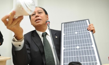 Menperan Djan Farid memperhatikan lampu bolham dan perangkat solar cell atau pembangkit listrik tenaga panel surya yang akan dipasang di rumah murah pada jumpa pers di Jakarta, Rabu (11/4). Perangkat listrik hemat energi yang rencananya dikerjakan oleh BPP