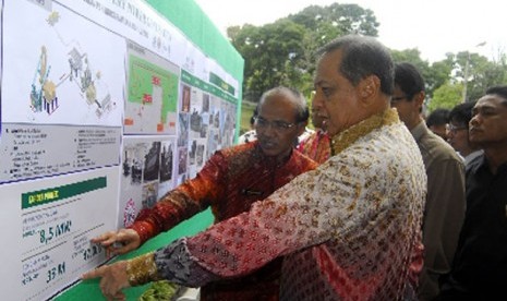 Menperin MS Hidayat (depan) mendengar penjelasan Direktur PT.Semen Padang Mundi Arifin pada peresmian proyek Waste Heat Reconery Power Generation (WHRPG) di Padang, Sumbar, Rabu (26/10)