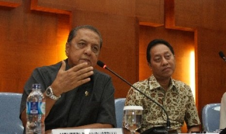  Menperin MS Hidayat (kiri) didampingi Dirjen Industri Unggulan Berbasis Teknologi Tinggi Kemenperin.