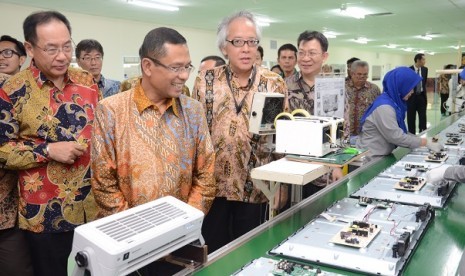 Menperin Saleh Husin didampingi EVP Consumer Electronics Company Sharp Japan Akira Atarashi dan Presdir PT Sharp Electronics Indonesia Fumihiro Irie (dari kiri ke kanan) melihat proses produksi pembuatan TV layar datar seusai meresmikan pabrik baru televis