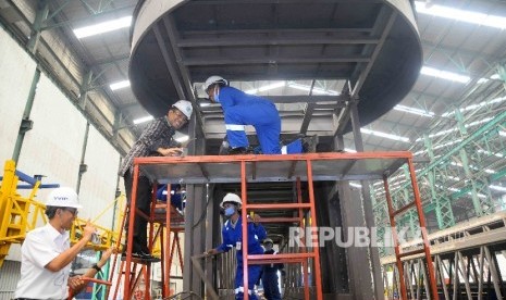 Menperin Saleh Husin (kedua kiri) menyaksikan proses pembuatan garbarata di PT Bukaka Teknik Utama, Cileungsi, Bogor, Jawa Barat, Senin (2/5).(Republika/Agung Supriyanto)