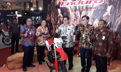 Menperindag Airlangga Hartarto ketika mengunjungi stan sejumlah peserta Indonesia motorcylce show (Imos) di Jakarta Convetion Centre Rabu (31/10).