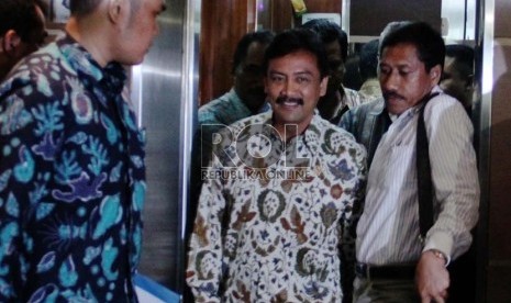  Menpora Andi Alifian Mallarangeng memberikan keterangan pers terkait pengunduran dirinya sebagai Menpora di kantor Kementerian Pemuda dan olahraga di Jakarta, Jumat (7/12).  (Republika/Yasin Habibi)