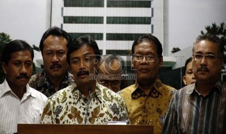  Menpora Andi Alifian Mallarangeng memberikan keterangan pers terkait pengunduran dirinya sebagai Menpora di kantor Kementerian Pemuda dan olahraga di Jakarta, Jumat (7/12).  (Republika/Yasin Habibi)