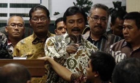  Menpora Andi Alifian Mallarangeng memberikan keterangan pers terkait pengunduran dirinya sebagai Menpora di kantor Kementerian Pemuda dan olahraga di Jakarta, Jumat (7/12).  (Republika/Yasin Habibi)