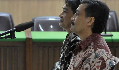 Menpora Andi Mallarangeng dan Choel Mallarangeng bersiap menjadi saksi dalam sidang kasus pencemaran nama baik dengan terdakwa aktivis Bendera Mustar Bona Ventura dan Ferdi Semaun di Pengadilan Negeri Jakarta Pusat, Kamis (20/1). 