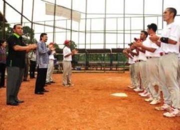 Menpora Andi Mallarangeng (dua kiri) meninjau latihan atlet pelatnas bisbol di Lapangan Bisbol Gelora Bung Karno Jakarta.