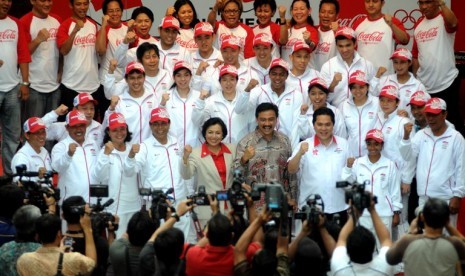 Menpora Andi Mallarangeng (tengah), Ketua Umum Komite Olimpiade Indonesia (KOI) Rita Subowo (5kiri) dan Chef de Mission (CDM) kontingen Indonesia untuk Olimpiade London 2012 Erick Tohir (2kanan) berfoto bersama dengan kontingen indonesia untuk Olimpiade Lo