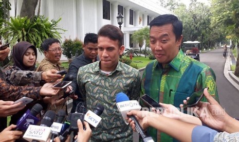 Menpora dan Pemain Timnas U-19 dan U-23 Egy Maulana Vikri usai diterima di Istana Merdeka untuk bertemu Presiden Jokowi, Jumat (23/3). 