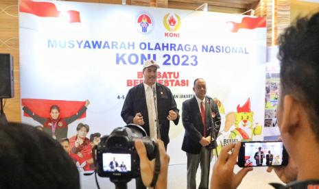 Menpora Dito Ariotedjo (kiri) dalam Musornas KONI tahun 2023.