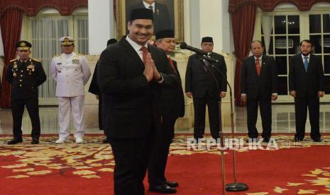 Menpora Dito Ariotedjo (kiri) dan Kepala BNPT Komjen Pol. Rycko Amelza Dahniel menyapa wartawan sebelum acara pelantikan di Istana Negara, Jakarta, Senin (3/4/2023). Dito Ariotedjo dilantik sebagai menpora menggantikan Zainudin Amali yang mengundurkan diri. Sedangkan Komjen Pol. Rycko menggantikan posisi Komjen Pol. Boy Rafli Amar sebagai kepala BNPT.