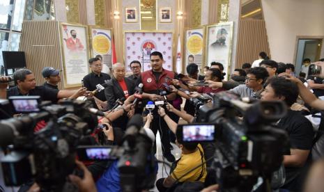 Menpora Dito Ariotedjo memberikan keterangan kepada awak media perihal bantuan pemerintah untuk mendukung pelaksanaan FIBA World Cup 2023.