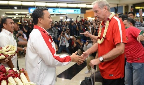 Menpora Imam Nachrawi (kiri) bersalaman dengan pelatih timnas Indonesia Alfred Rield saat menyambuit kedatangan di terminal 2F Bandara Sukarno Hatta, Tangerang, Banten, Minggu (18/12).