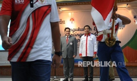 Menpora Imam Nachrowi (kanan) dan Ketua Umum Komite Olimpiade Indonesia (KOI) Erik Thohir (kiri) saat Pengukuhan dan Pelepasan Kontingen Indonesia Olimpiade 2016 di Jakarta, Selasa (21/6).   (Republika/ Tahta Aidilla)