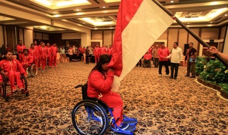 Menpora Imam Nahrawi (baju putih) mengukuhkan dan melepas kontingen Indonesia di Paralimpik 2016.