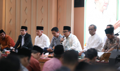 Menpora Imam Nahrawi berbuka puasa bersama dengan stakeholder pemuda dan olahraga di Wisma Kemenpora, Jakarta (17/5). Sesmenpora Gatot S. Dewa Broto, beserta jajaran pejabat Kemenpora lainnya hadir dalam kesempatan ini.