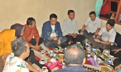 Menpora, Imam Nahrawi bersama dengan Direktur Pelayanan BPJS Ketenagakerjaan, Krishna Syarif dan Ketua Umum PERBASASI, Andhika Monoarfa mengnjungi rumah duka atlet bisbol timnas, Ramon Styono, di  RT 06/ RW 02 Desa Banglarangan, Kecamatan Ampelgading, Kabupaten Pekalongan, Jawa Tengah, Rabu (6/3). 