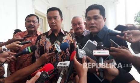 Menpora Imam Nahrawi bersama Ketua Inasgoc Erick Thohir, Gubernur Sumatera Selatan Alex Noerdin memberikan keterangan pers usai rapat terbatas Asian Games, Rabu (18/4).