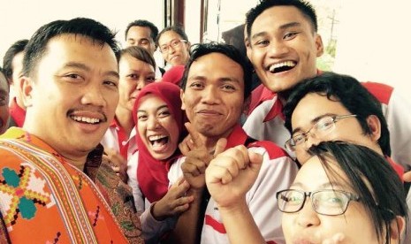 Menpora Imam Nahrawi bersama para atlet ber-selfie ria..