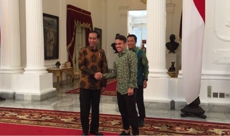 Menpora Imam Nahrawi dan pemain timnas U-19 dan U-23 Egy Maulana Vikri diterima di Istana Merdeka untuk bertemu Presiden Jokowi, Jumat (23/3).