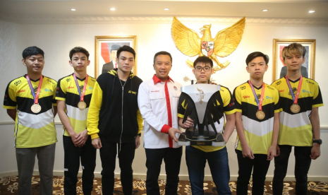 Menpora Imam Nahrawi didampingi Deputi Bidang Pembudayaan Olahraga Raden Isnanta menerima Tim Onic Esports yang sukses merebut trofi Piala Presiden E-Sports 2019 Mobile Legends di ruang kerjanya, Senin (1/1) sore.