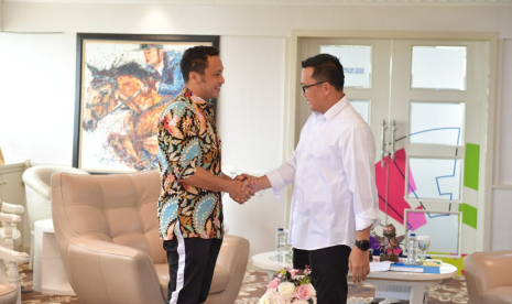 Menpora Imam Nahrawi didampingi Deputi Pembudayaan Olahraga Raden Isnanta, Plh. Deputi Peningkatan Prestasi Olahraga Chandra Bakti dan Asdep Bayu Rahadian menerima audiensi dari Ketua Panitia Steering Committee E-sport Piala Presiden Giring Ganesha yang hadir bersama Ketua Panitia Oganisation Committee Rangga Danu dan perwakilan dari Kantor Staf Presiden Abraham W dan Aditya Sjarief di ruang kerjanya lantai 10 Kantor Kemenpora, Senayan, Jakarta, Senin (22/4) siang.