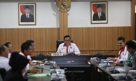 Menpora Imam Nahrawi didampingi Deputi Pengembangan Pemuda Asrorun Niam Sholeh dan Sesdep Pemberdayaan Pemuda Esa Sukmawijaya hari Kamis (16/5) pagi memimpin Rapat Anggota Pelaksana Koordinasi Strategis Lintas Sektor Penyelenggaraan Pelayanan Kepemudaan di Ruang Rapat lantai 3 Gedung Kemenpora, Senayan, Jakarta. 