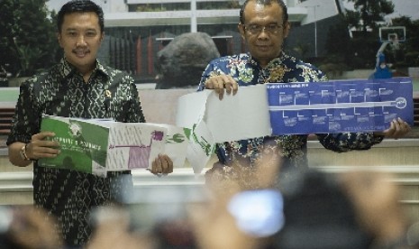   Menpora Imam Nahrawi didampingi Deputi V Bidang Harmoninasi dan Kemitraan Kemenpora Gatot S. Dewa Broto (kanan).