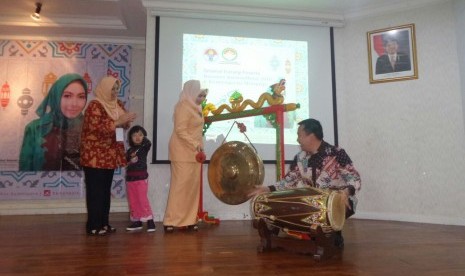 Menpora Imam Nahrawi didampingi istrinya Shobibah Rohmah yang juga selaku Pembina Dharma Wanita Persatuan Kemenpora hari Selasa (14/6) pagi membuka Bazar Ramadhan 2016 dan Kemenpora Mengaji.