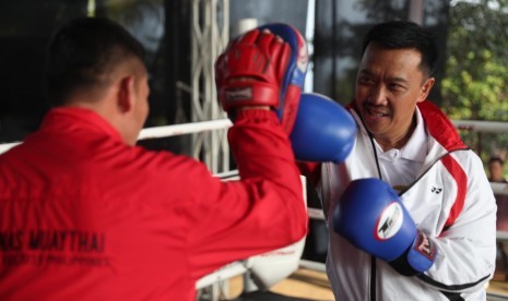 Menpora Imam Nahrawi didampingi Plt Deputi Bidang Peningkatan Prestasi Yuni Poerwanti meninjau Pemusatan Latihan Nasional (Pelatnas) Sea Games 2019 cabang Olahraga (Cabor) Beladiri Muaythai di Rizen Kedaton Resort, Jl. Lodaya, Gn. Geulis, Kec. Sukaraja, Bogor, Jawa Barat, Jumat (12/7) siang