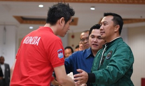 Menpora Imam Nahrawi (kanan) dan Ketua KOI Erick Thohir (kedua kanan) melepas atlet ke Asian Winter Games 2017 Jepang di Jakarta, Kamis (9/2). Pada Maret, KOI akan menunjuk CdM untuk SEA Games 2017.