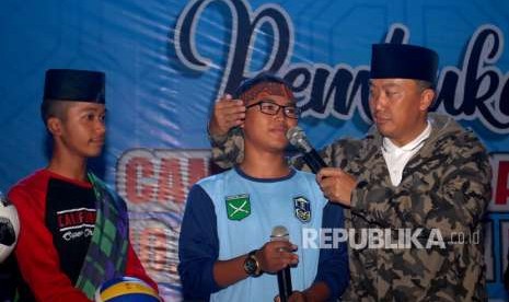 Menpora Imam Nahrawi (kanan) memberikan pertanyaan kepada pelajar pada peresmian Pembukaan Camp Religi V dan Apel Akbar 10.000 Brigade Masjid se-Indonesia di Sukabumi, Jawa Barat, Selasa (18/9).