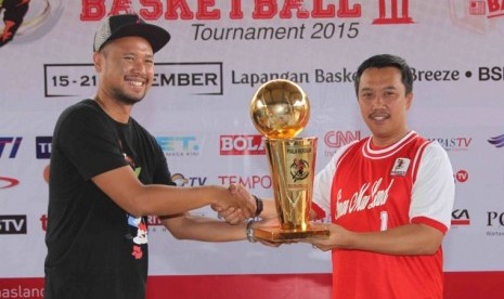 Menpora Imam Nahrawi (kanan) menerima penyerahan piala bergilir SMLJBT dari perwakilan juara bertahan tim Trans TV.