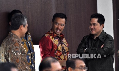 Menpora Imam Nahrawi (kedua kanan) berbincang dengan Ketua KOI, Erick Thohir (kanan) dan penjabat terkait jelang Rapat Koordinasi Tingkat Menteri di Kantor Kemenko PMK, Jakarta, Senin (2/10).