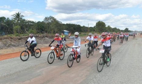 Menpora Imam Nahrawi (kedua kanan depan) melahap rute sepanjang 11 km dengan bersepeda dalam gelaran Gowes Nusantara 2019 Etape Merauke, Senin (22/7) sore.