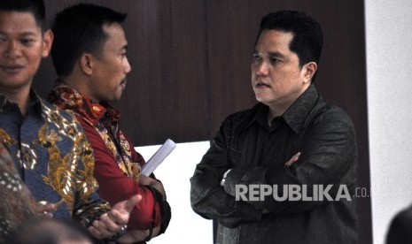  Menpora Imam Nahrawi (kedua kiri) berbincang dengan Ketua KOI, Erick Thohir (kanan) jelang Rapat Koordinasi Tingkat Menteri di Kantor Kemenko PMK, Jakarta, Senin (2/10).